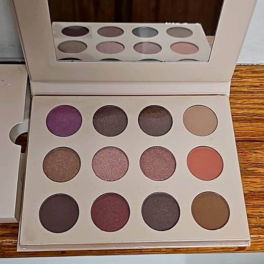 BCBGENERATION EYESHADOW PALETTE (BABE)